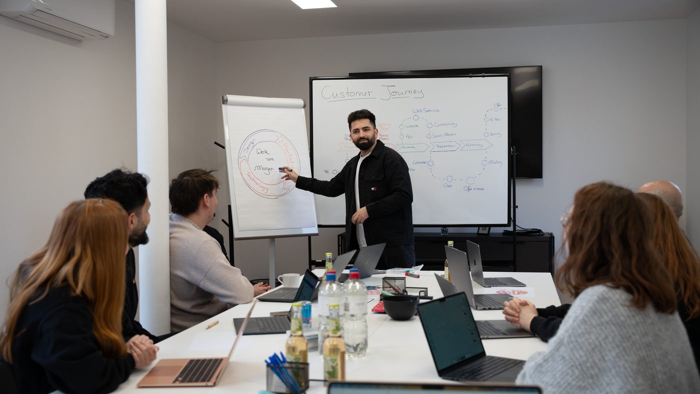 Deniz Sirmasac in einer Arbeitssession beim Kunden